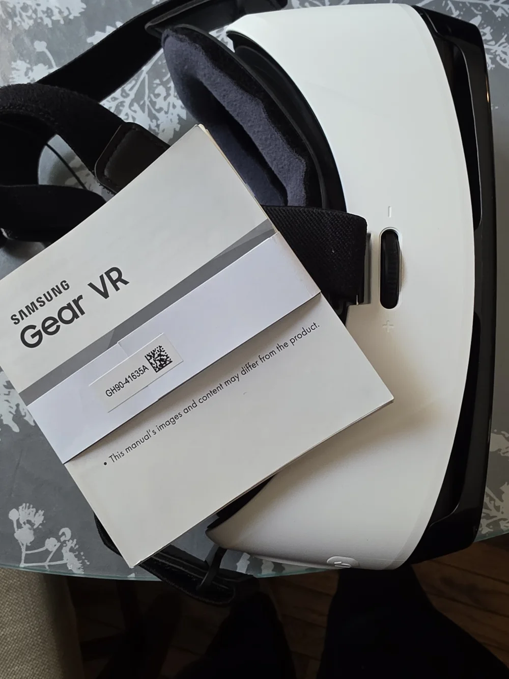 Samsung Gear VR Headset - White and Gray